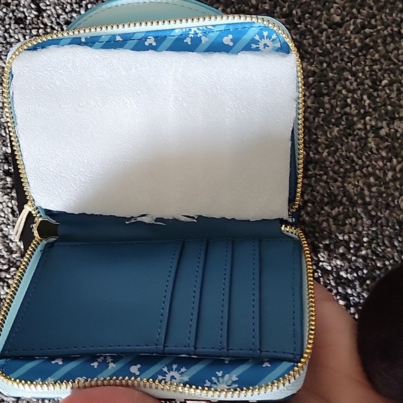 Disney x Loungefly NWT Snowglobe Mickey Minnie Snowman Wallet - Picture 4 of 5